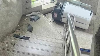 Robot se cae de escaleras en Corea del Sur | Especial