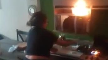 VIDEO | Mujer que incendió su casa tras discusión fue captada por su pareja; resultó en pérdida total