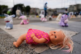 Muñeca en marcha por abuso infantil en Colombia (foto AP)