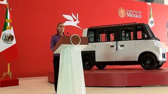 Claudia Sheinbaum presenta Olinia, el primer vehículo eléctrico mexicano