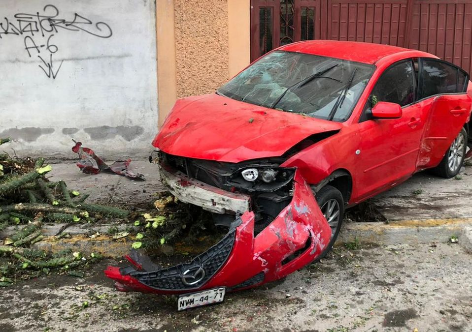 Jóvenes chocan por conducir a exceso de velocidad
