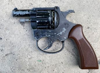 Pistola tipo revólver asegurada al implicado. | Cortesía