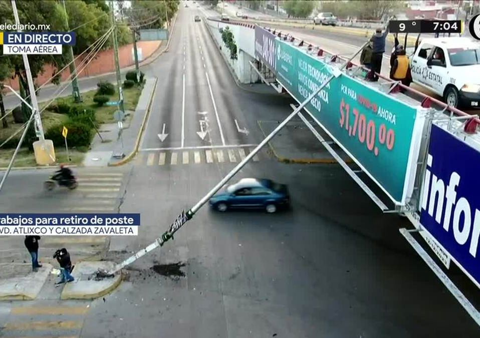 Dos postes dañados tras accidente en bulevar Atlixco y Niño Poblano / Óscar Villegas