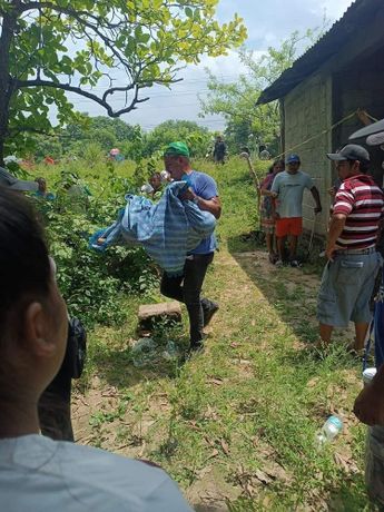 Ya muerto, trasladaron al niño José en una cobija tras ser macheteado en Chahuites, Oaxaca / Cortesía