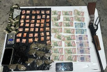 Dosis de droga, arma y dinero en efectivo asegurados al detenido. | Cortesía