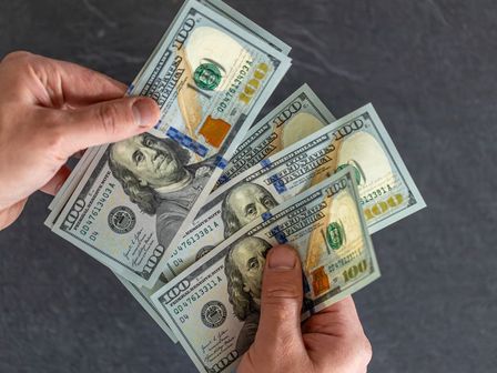 El peso mexicano logra mantenerse estable frente al dólar estadunidense. | Magnific