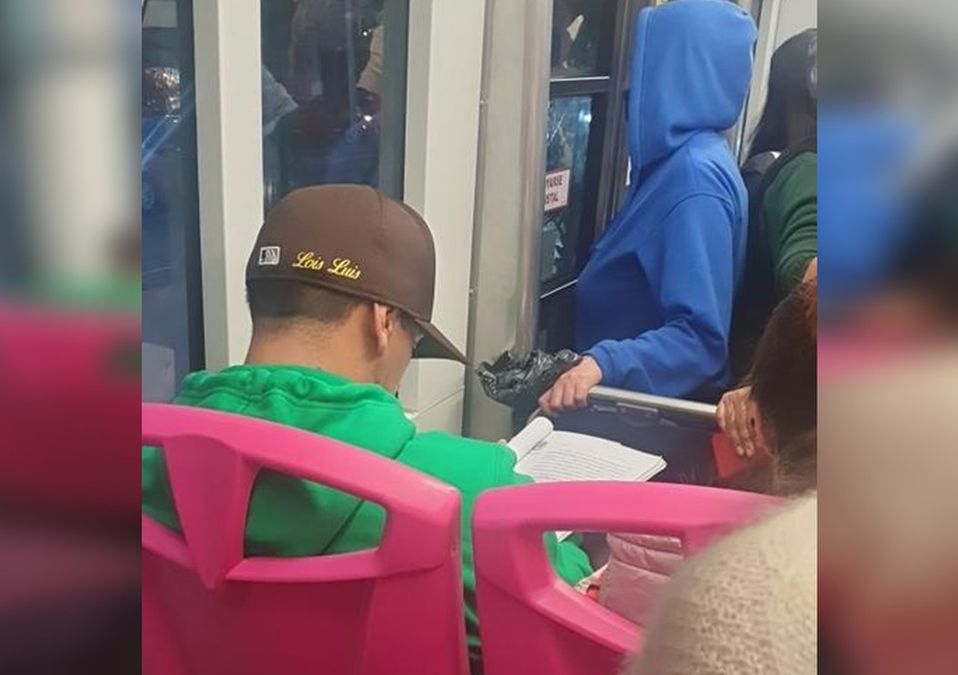 Hombre se niega a bajar del área exclusiva del Metrobús / Especial