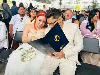 Pareja a punto de casarse en la Explanada Cultural. | Cortesía