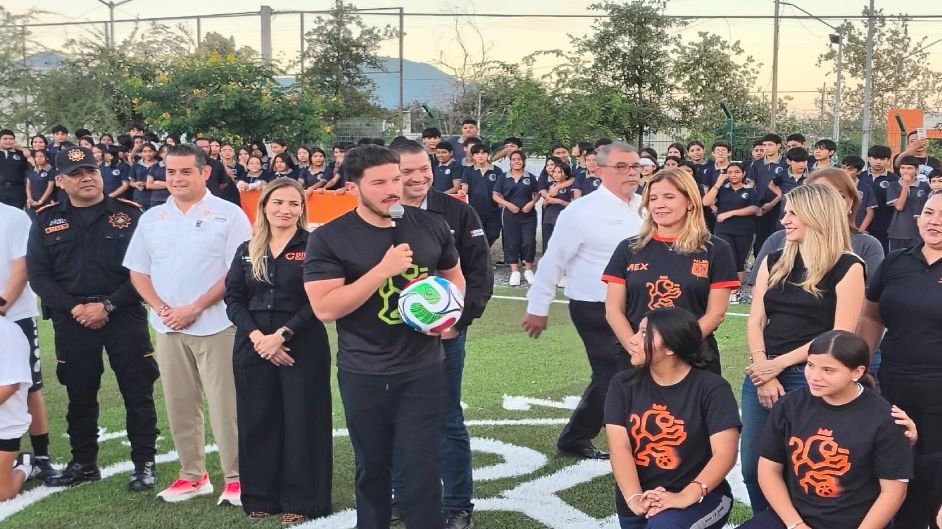 Samuel García durante la entrega de unidades urbanas en El Carmen | Israel Santacruz