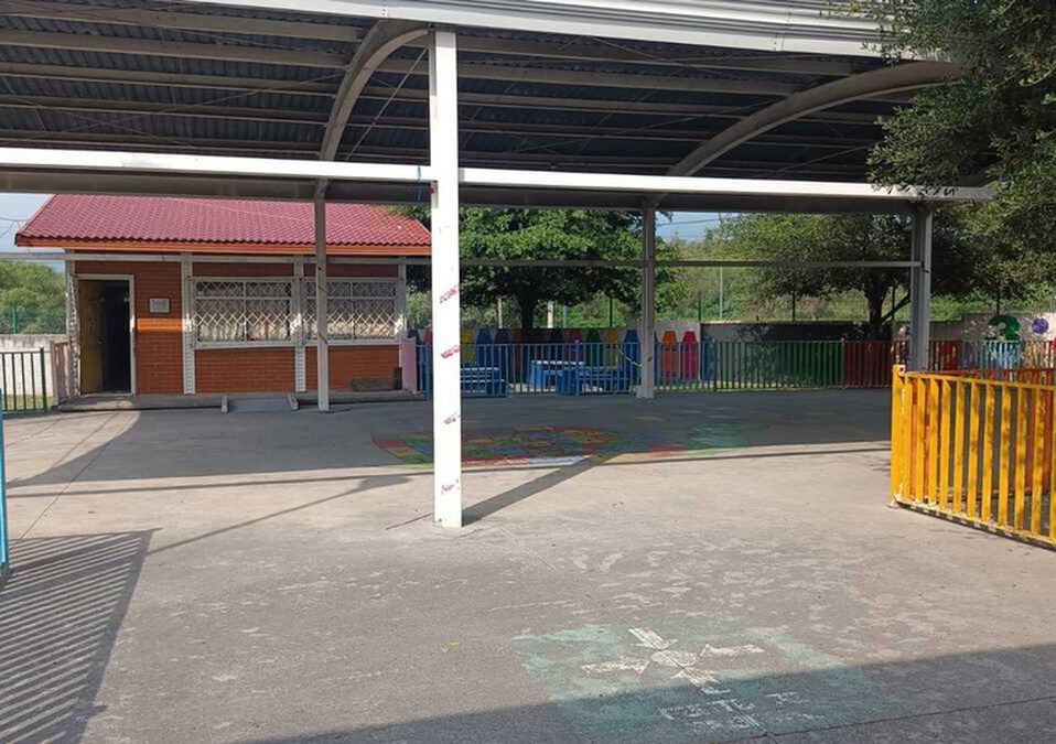 Los estudiantes toman clases a obscuras o bien, a la intemperie, ante la falta de iluminación. | Fabricio Gallegos