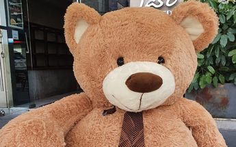 Para mantener la sana distancia, cafeterías utilizan osos de peluche