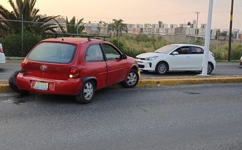 Así quedó el auto de don Mario tras el percance / Juan Carlos Munguía
