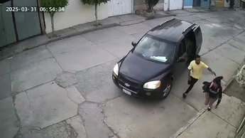 Momento en el que un hombre intenta subir a una menor de edad a una camioneta en Chimalhuacán / Captura