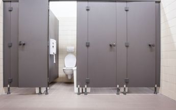 ¡Vouyerista! Sentencian a prisión a sujeto que grabó 71 mil videos de mujeres en baños públicos