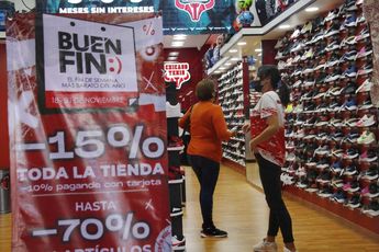 Personas en una tienda de tenis en el Buen Fin / Melanie Torres