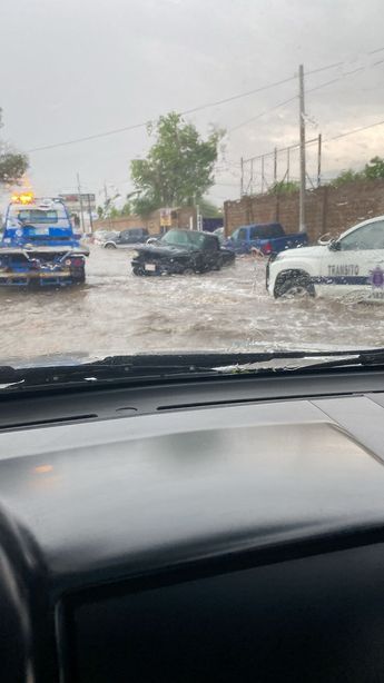 Intensa granizada deja daños en Saltillo.