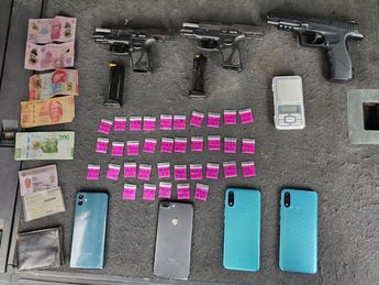 Objetos incautados a los detenidos. | Cortesía