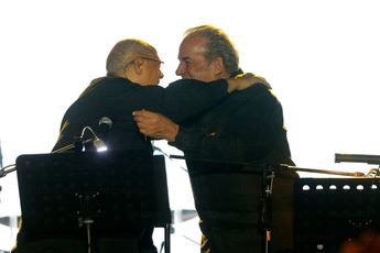 Pablo Milanés abraza a Óscar Chávez | Andrés Lobato