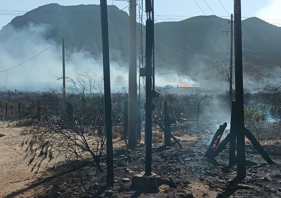 Conductor lanza colilla de cigarro y provoca incendio en terreno baldío en García. / Israel Santacruz