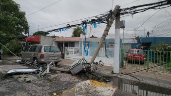 Poste derribado en Playa de Hornos / Juan Carlos Munguía
