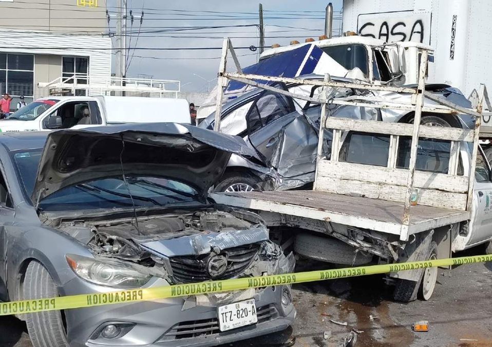 Muere mujer tras choque múltiple en la carretera Apodaca-Juárez. | Agustín Martínez