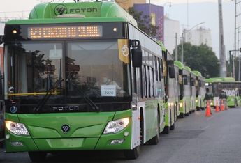Usuarios esperando el Metro en Monterrey | Roberto Alanís