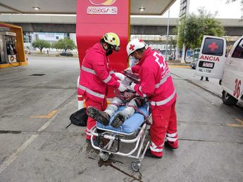 Paramédicos trasladaron al herido al Hospital Universitario. | Agustín Martínez