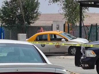 Paramédicos y elementos de Protección Civil de El Carmen confirmaron la muerte del taxista. | Marcela Cuevas