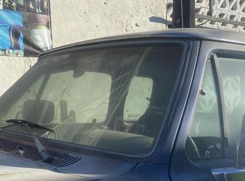 Parabrisas roto de una camioneta. | Frida Rodríguez