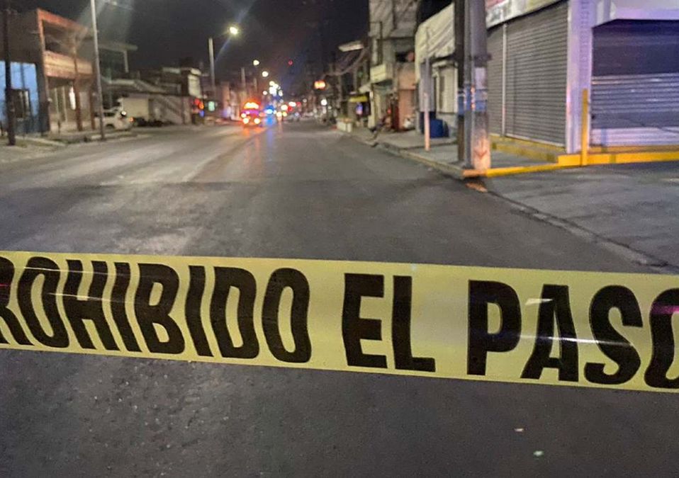 Peritos iniciaron la investigación al interior del automóvil. | Miranda Arias