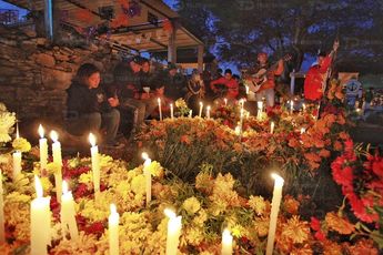 Música y cantos acompañan el camino de los difuntos en los cementerios de la Mixteca poblana / Andrés Lobato