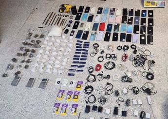 Celulares y otros objetos prohibidos fueron incautados al interior del penal de San Miguel / Cortesía