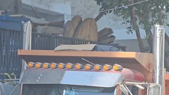 El camión de volteo quedó bajo resguardo policial en la colonia Las Conchas | Foto: Juan Carlos Munguía
