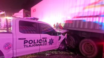 Oficial de Policía de Tlajomulco lesionado tras chocar su unidad contra un tráiler en el poblado de Buenavista | Juan Carlos Munguía