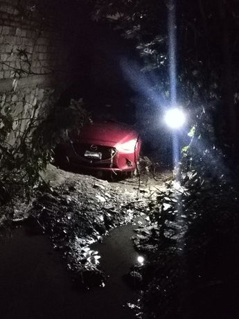El auto quedó varado y con daños materiales / Vicente Torres Alfaro