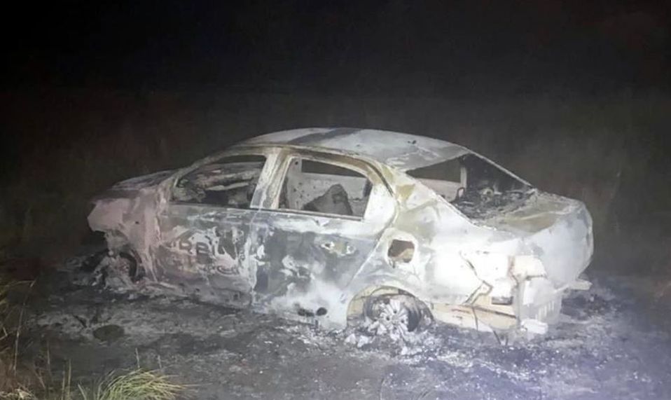 El automóvil donde viajaban los ahora fallecidos terminó calcinado tras la persecución. | Cortesía