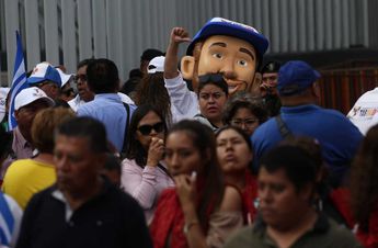 Personas esperan el inicio del segundo debate frente a las instalaciones de MVS