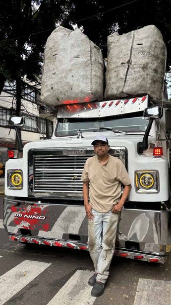 Mario Fabian empezó a trabajar con su papá como voluntario de limpia/ Itzel Ruiz