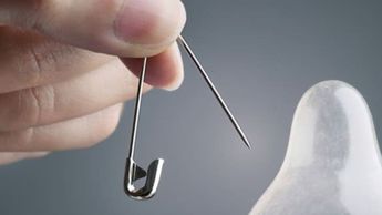 El stealthing también aplica cuando la persona daña el condón premeditadamente.