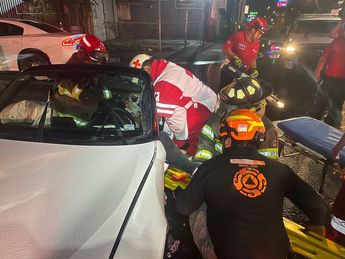 Cuerpos de emergencia rescataron al automovilista que había quedado prensado. | Cortesía