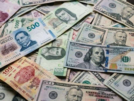 El peso mexicano mantiene su lucha por mantenerse por debajo de los 18.00 por dólar. | Gemini IA