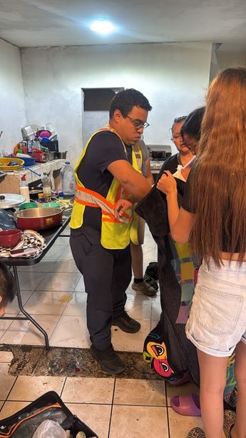 Bomberos acudieron al domicilio para brindar los primeros auxilios a la mujer lesionada. | Jesús Villegas