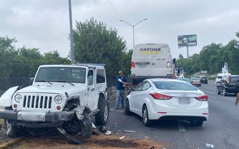 Un aparatoso accidente vial se registró sobre el bulevar Miguel de la Madrid. | Erik Solheim Rocha
