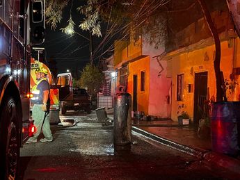 El fuerte olor a humo alertó a los vecinos de la colonia Hacienda de Santa Catarina. | Edgar Plata