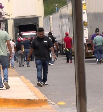 Empleados de Palliser en Saltillo permanecieron atentos a la reunión donde la empresa informó los pasos que seguirán tras el cese de operaciones.