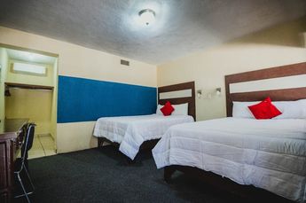 El Hotel La Fuente se encuentra ubicado sobre el bulevar Fundadores.