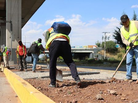 Realizan obras de mantenimiento en los camellones y guarniciones de la autopista México-Puebla /Ulises Raziel Juárez Guarneros / Es Imagen