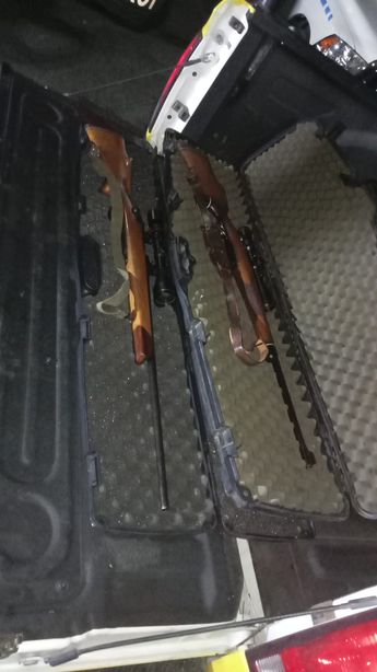 Rifles decomisados a los detenidos. | Cortesía