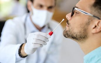 Persona sometiéndose a una prueba de covid-19 / Freepik