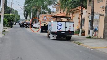En el círculo, el auto de la víctima en el portón del salón de eventos / Juan Carlos Munguía